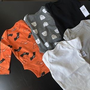 NWT 5 pack of Old Navy long sleeve onesie’s.  Perfect for Halloween.